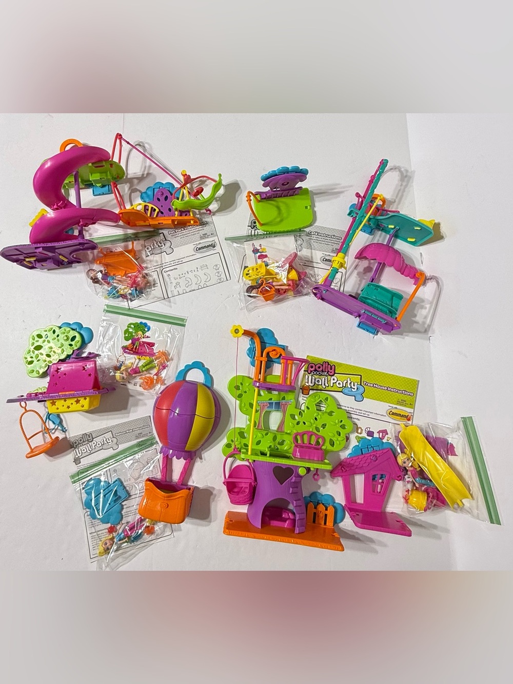 Polly Pocket Wall Party Ultimate all in one Playset w/ Figs. And Accessories